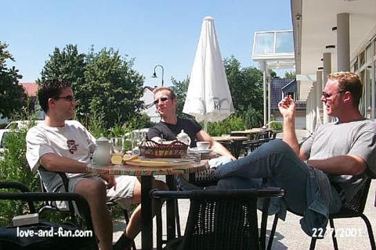 Armin, Sascha und Thomas plaudern beim Frühstückstreff am 22.07.01