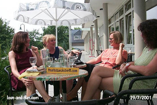Ulrike, Angelika, Petra und Annett plaudern beim Frühstückstreff am 29.07.01
